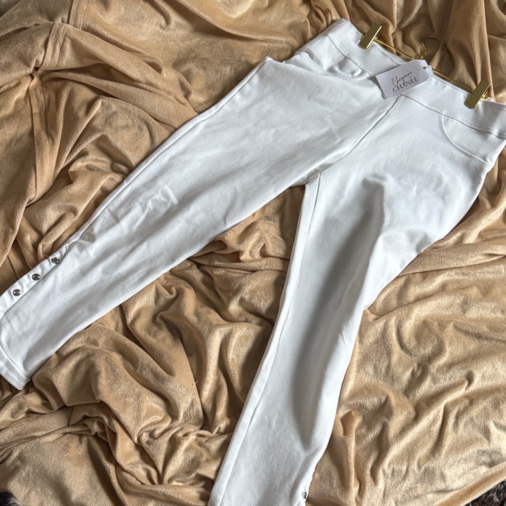Chic White Women's Capri Jeggings